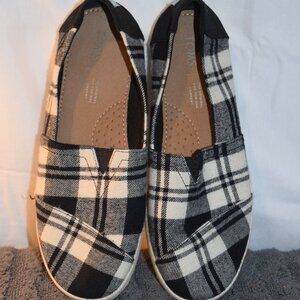 Women's TOMS Black and White Buffalo Plaid Slip-On Shoes -‎ Size 8
